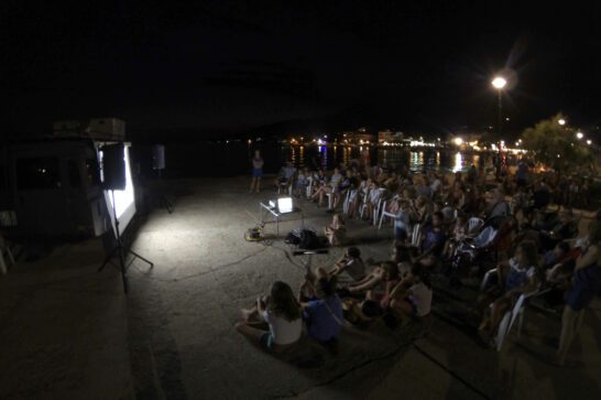 Publika gleda filmove na Korčuli